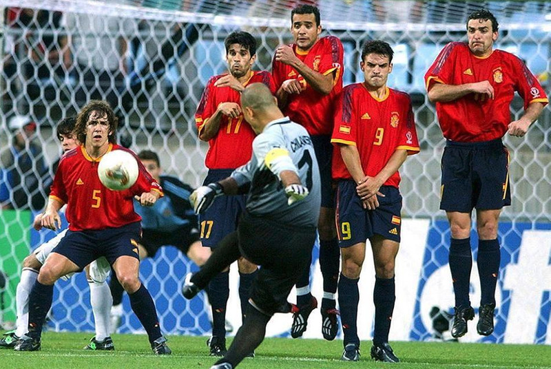 Chilavert chuta una falta en el España-Paraguay de la fase de grupos del Mundial