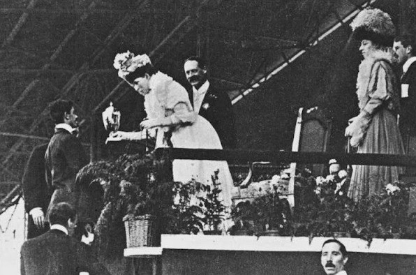 La Reina entrega una copa de plata a Pietri